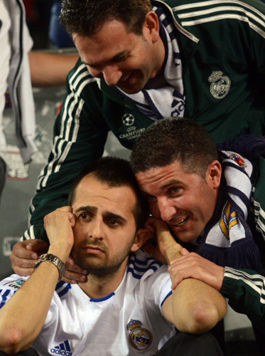 25일(한국시간) 독일 시그날 이두나 파크에서 열린 2012-2013 유럽축구연맹(UEFA) 챔피언스리그 4강 1차전 보루시아 도르트문트-레알 마드리드 경기, 레알 마드리드의 서포터즈가 패배를 아쉬워 하고 있다.
