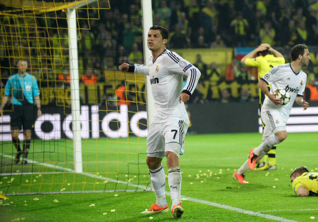 25일(한국시간) 독일 시그날 이두나 파크에서 열린 2012-2013 유럽축구연맹(UEFA) 챔피언스리그 4강 1차전 보루시아 도르트문트-레알 마드리드 경기, 레알 마드리드의 크리스티아누 호날두(가운데)가 동점골을 넣은 뒤 기뻐하고 있다.