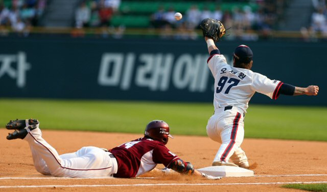 2일 오후 서울 송파구 잠실동 잠실야구장에서 열린 2013 한국야쿠르트 세븐 프로야구 두산과 넥센의 경기. 1회초 1사 서건창이 1루에서 세이프되고 있다.