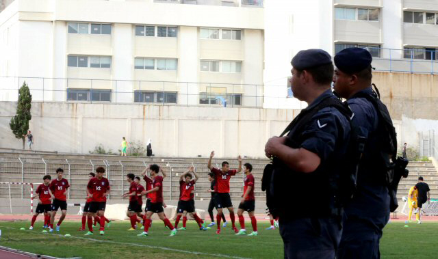 레바논 보안군이 2일(현지시간) 레바논 베이루트 시립경기장에서 열린 한국 축구대표팀의 훈련 동안 경계근무를 서고 있다.