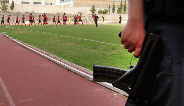  레바논 보안군이 2일(현지시간) 레바논 베이루트 시립경기장에서 열린 한국 축구대표팀의 훈련 동안 경계근무를 서고 있다.