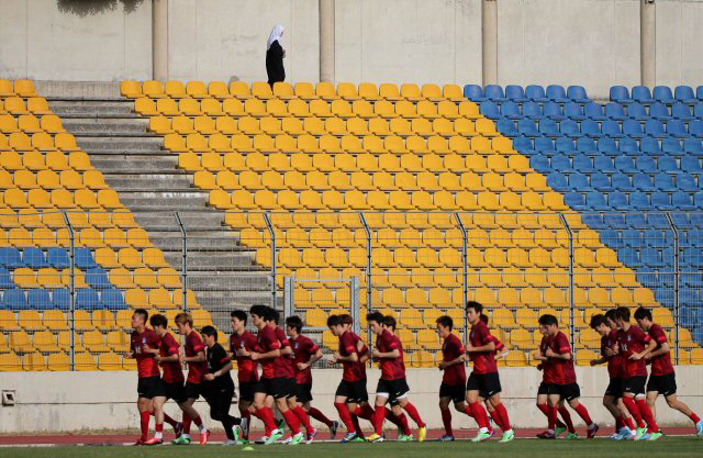 축구국가대표팀 선수들이 2일(현지시간) 레바논 베이루트 시립경기장에서 달리기로 몸을 풀고 있다. 