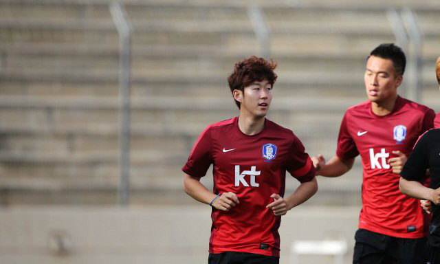  손흥민(왼쪽)과 김신욱이 2일(현지시간) 레바논 베이루트 시립경기장에서 열린 한국 축구대표팀의 훈련 동안 달리기로 몸을 풀고 있다. 