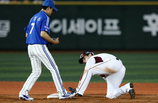 5일 서울 목동야구장에서 열린 프로야구 넥센과 삼성의 경기. 4회말 2사 1루 이택근 타석 때 넥센 서건창이 2루 도루에 성공하고 있다. 