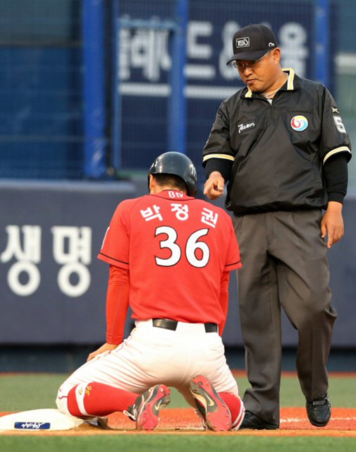 5일 오후 창원 마산야구장에서 열린 프로야구 NC-SK전에서 2회초 NC 손민한의 폭투 때 SK 박정권이 1루에서 3루까지 달리다 아웃되고 있다.