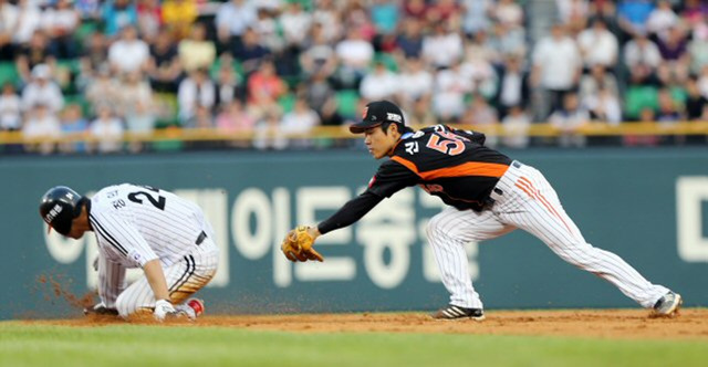 7일 서울 잠실야구장에서 열린 2013 프로야구 LG와 롯데의 경기. 3회말 1사 LG 1루 주자 정의윤이 2루를 훔치고 있다.