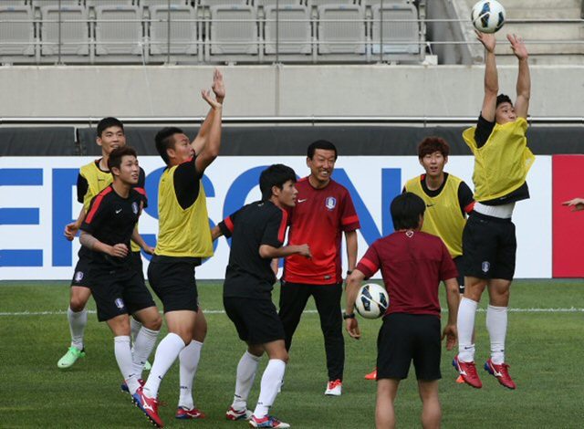 축구 대표팀 선수들이 우즈베키스탄과의 2014년 브라질월드컵 아시아 최종예선 7차전을 앞두고 10일 오후 서울 마포구 성산동 서울월드컵경기장에서 열린 공식훈련에서 몸을 풀고 있다.