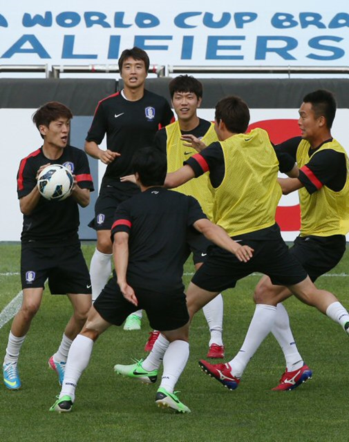 축구 대표팀 선수들이 우즈베키스탄과의 2014년 브라질월드컵 아시아 최종예선 7차전을 앞두고 10일 오후 서울 마포구 성산동 서울월드컵경기장에서 열린 공식훈련에서 몸을 풀고 있다.