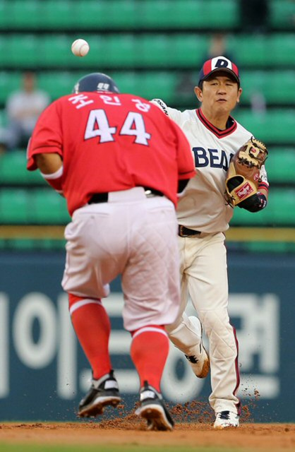 12일 오후 서울 잠실야구장에서 열린 2013 프로야구 두산 베어스와 SK 와이번스 경기. 3회초 1사 1,2루에서 SK 조인성이 김강민 병살타로 2루에서 포스 아웃되고 있다. 두산 유격수는 손시헌.