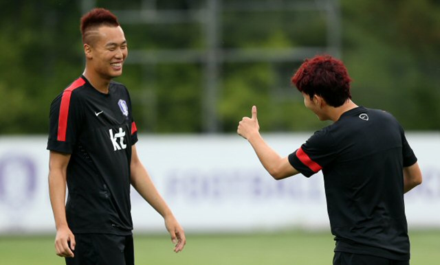 축구국가대표팀 손흥민(오른쪽)이 13일 오후 경기도 파주 국가대표 트레이닝센터(NFC)에서 훈련을 하던 중 김신욱을 향해 엄지 손가락을 들어보이고 있다.