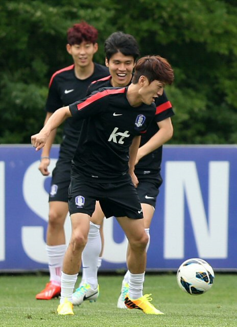 축구국가대표팀 이청용을 비롯한 선수들이 13일 오후 경기도 파주 국가대표 트레이닝센터(NFC)에서 열린 공식훈련에서 패스게임을 하고 있다. 대표팀은 오는 18일 이란과의 2014브라질월드컵 최종예선 마지막 경기를 치른다. 한국은 이날 경기에서 무승부만 거둬도 조 1위로 월드컵 본선에 직행한다.