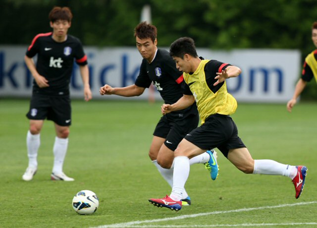 축구국가대표팀 이근호(오른쪽)가 13일 오후 경기도 파주 국가대표 트레이닝센터(NFC)에서 열린 공식훈련에서 이동국(가운데)을 앞에 두고 돌파를 시도하고 있다. 대표팀은 오는 18일 이란과의 2014브라질월드컵 최종예선 마지막 경기를 치른다. 한국은 이날 경기에서 무승부만 거둬도 조 1위로 월드컵 본선에 직행한다.