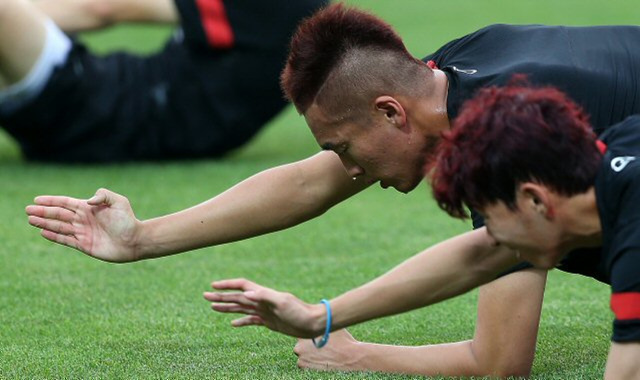 축구국가대표팀 김신욱이 13일 오후 경기도 파주 국가대표 트레이닝센터(NFC)에서 열린 공식훈련에서 구슬땀을 흘리며 스트레칭을 하고 있다.