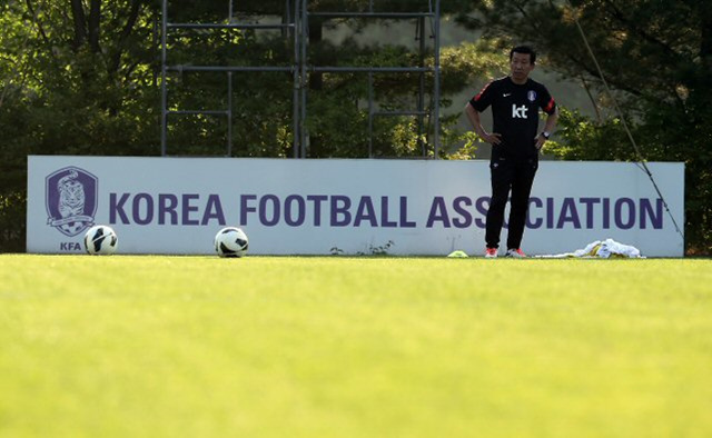 14일 오후 경기도 파주NFC에서 축구 국가대표팀 최강희 감독이 생각에 잠겨 있다. 대표팀은 오는 18일 이란과 2014 브라질 월드컵 최종예선 최종전을 치른다. 