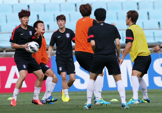 이란과 브라질 월드컵 A조 최종예선을 하루 앞둔 17일 울산문수축구경기장에서 열린 한국 축구대표팀 훈련에서 손홍민이 볼을 잡은 뒤 패스할 곳을 찾고 있다.