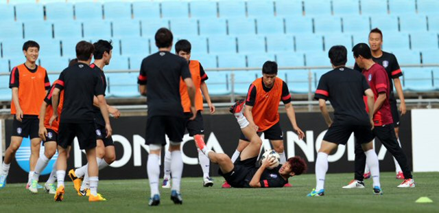 이란과 브라질 월드컵 A조 최종예선을 하루 앞둔 17일 울산문수축구경기장에서 한국 축구대표팀 선수들이 몸을 풀고 있다. 