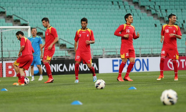 한국과 브라질 월드컵 A조 최종예선을 하루 앞둔 17일 울산문수축구경기장에서 이란 축구대표팀이 몸을 풀고 있다. 