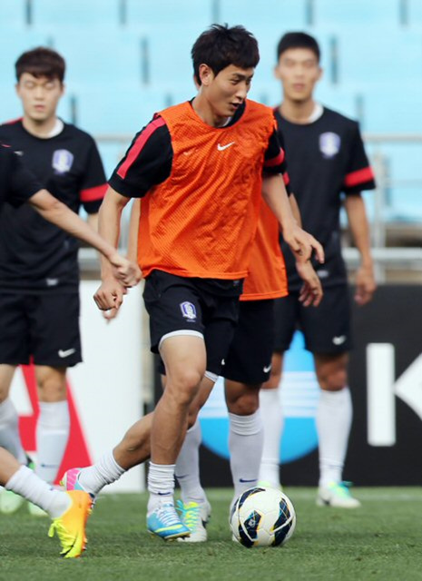 이란과 브라질 월드컵 A조 최종예선을 하루 앞둔 17일 울산문수축구경기장에서 열린 한국 축구대표팀 훈련에서 지동원이 드리블하며 패스할 곳을 찾고 있다. 