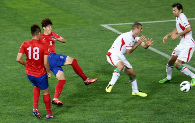 18일 울산 문수월드컵경기장에서 열린 2014 브라질 월드컵 최종 예선 한국과 이란의 경기에서 손흥민이 슈팅을 하고 있다.