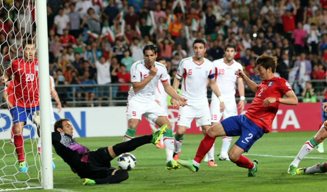 18일 울산 문수월드컵경기장에서 열린 2014 브라질 월드컵 최종 예선 한국과 이란의 경기에서 장현수가 이란 골문 앞에서 슛을 하고 있다.