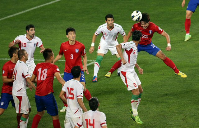 18일 울산 문수월드컵경기장에서 열린 2014 브라질 월드컵 최종 예선 한국과 이란의 경기에서 김영권이 헤딩슛을 하고 있다.