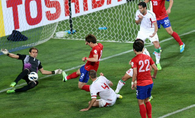 18일 울산 문수월드컵경기장에서 열린 2014 브라질 월드컵 최종 예선 한국과 이란의 경기에서 장현수의 슈팅이 골키퍼에 막히고 있다. 