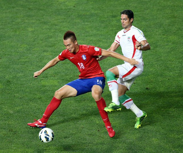 18일 울산 문수월드컵경기장에서 열린 2014 브라질 월드컵 최종 예선 한국과 이란의 경기에서 김신욱이 드리블을 하고 있다.