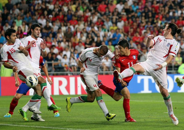 18일 울산 문수월드컵경기장에서 열린 2014 브라질 월드컵 최종 예선 한국과 이란의 경기에서 이근호가 슛을 하고 있다.