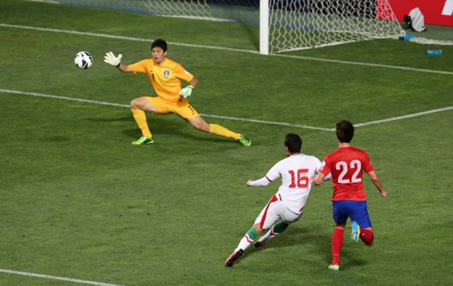 18일 울산 문수월드컵경기장에서 열린 2014 브라질 월드컵 최종 예선 한국과 이란의 경기에서 레자 구찬네자드가 찬 공이 우리 골대로 들어가고 있다.