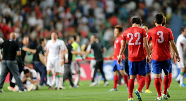 18일 울산 문수월드컵경기장에서 열린 2014 브라질 월드컵 최종 예선 한국과 이란의 경기에서 1대 0으로 패한 한국팀이 경기가 끝난 후 고개를 숙이고 있다.