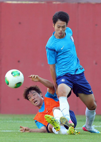  26일(한국시간) 터키 이스탄불 미마르 야흐야 바스 스타디움에서 열린 U-20 한국대표팀 회복훈련에서 한성규와 강윤구가 미니게임을 하고 있다. 무패를 기록중인 대표팀은 27일 밤 11시 나이지리아와 조별리그 마지막 결전을 벌인다.