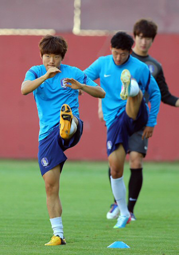 26일(한국시간) 터키 이스탄불 미마르 야흐야 바스 스타디움에서 열린 U-20 한국대표팀 회복훈련에서 류승우(왼쪽) 등 선수들이 스트레칭을 하고 있다.