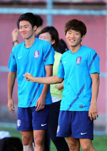 26일(한국시간) 터키 이스탄불 미마르 야흐야 바스 스타디움에서 열린 U-20 한국대표팀 회복훈련에서 한성규(왼쪽)과 류승우가 밝은 표정으로 대화하고 있다. 무패를 기록중인 대표팀은 27일 밤 11시 나이지리아와 2013 U-20 월드컵 조별리그 최종 3차전을 치른다.