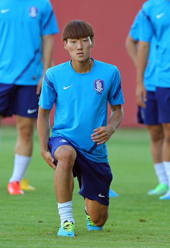  26일(한국시간) 터키 이스탄불 미마르 야흐야 바스 스타디움에서 열린 U-20 한국대표팀 회복훈련에서 심상민이 스트레칭을 하고 있다. 무패를 기록중인 대표팀은 27일 밤 11시 나이지리아와 2013 U-20 월드컵 조별리그 최종 3차전을 치른다.  