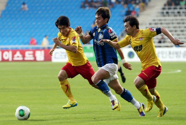 26일 인천축구전용경기장에서 열린 프로축구 K리그 클래식 인천 유나이티드와 성남일화 천마의 경기에서 양팀 선수들이 치열하게 공다툼을 하고 있다.