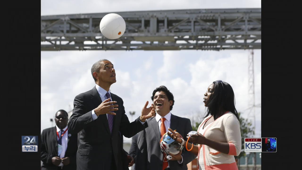 [오늘의 사진] 축구공 묘기 펼치는 오바마 대통령