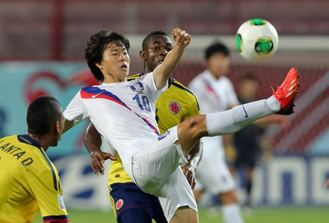 4일(한국시간) 터키 트라브존 후세인 아브니 아케르 스타디움에서 열린 2013 국제축구연맹(FIFA) U-20 월드컵 16강전에서 한국 권창훈이 콜롬비아 수비를 피해 볼을 따내고 있다.