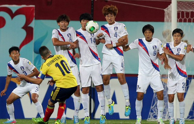 4일(한국시간) 터키 트라브존 후세인 아브니 아케르 스타디움에서 열린 2013 국제축구연맹(FIFA) U-20 월드컵 16강전에서 한국 선수들이 콜롬비아 킨테로의 프리킥을 막아내고 있다. 