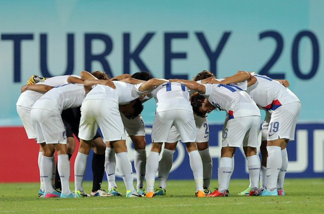 4일(한국시간) 터키 트라브존 후세인 아브니 아케르 스타디움에서 열린 2013 국제축구연맹(FIFA) U-20 월드컵 한국과 콜롬비아의 16강전에서 한국 선수들이 선전을 다짐하고 있다.