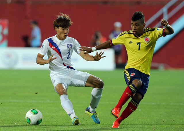 4일(한국시간) 터키 트라브존 후세인 아브니 아케르 스타디움에서 열린 2013 국제축구연맹(FIFA) U-20 월드컵 16강전에서 한국 심상민이 콜롬비아 아린손 모히카를 수비하고 있다.