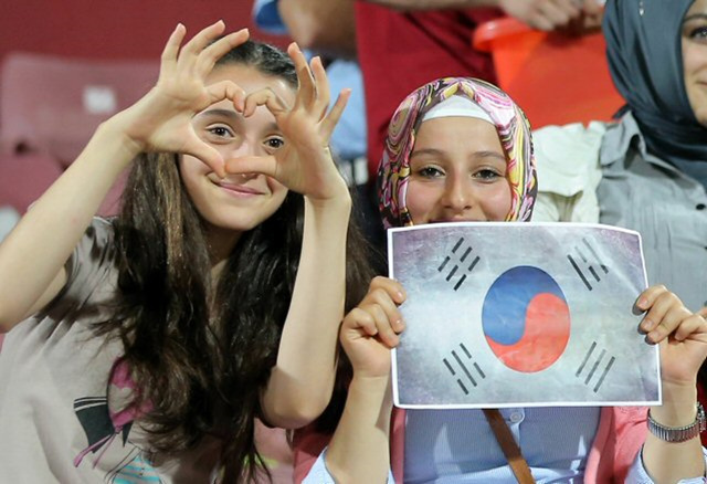 4일(한국시간) 터키 트라브존 후세인 아브니 아케르 스타디움에서 열린 2013 국제축구연맹(FIFA) U-20 월드컵 한국과 콜롬비아의 16강전에서 태극기를 든 터키 소녀들이 대한민국을 연호하고 있다. 
