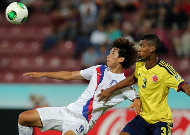 4일(한국시간) 터키 트라브존 후세인 아브니 아케르 스타디움에서 열린 2013 국제축구연맹(FIFA) U-20 월드컵 16강전에서 한국 김현이 콜롬비아 문전에서 발리 슛을 하고 있다.