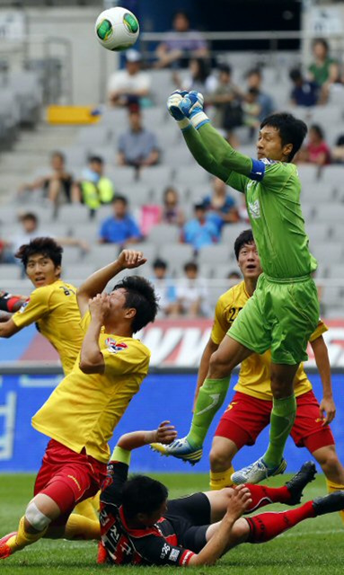 7일 서울 상암동 서울월드컵경기장에서 열린 프로축구 FC 서울-성남 일화 경기. 성남 일화 골키퍼 전상욱이 상대의 골을 막아내고 있다.