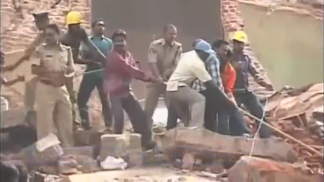 인도 80년된 호텔 붕괴…최소 12명 사망