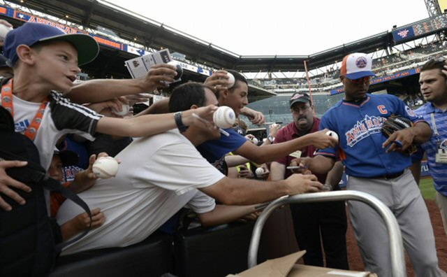 16일(현지시간) 미국 뉴욕 시티필드에서 열린 2013 메이저리그 올스타전 홈런더비 결승에서 양키스의 로빈슨 카노가 팬들에게 사인을 해주고 있다.