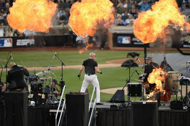 16일(현지시간) 미국 뉴욕 시티필드에서 열린 2013 메이저리그 올스타전 홈런더비 결승전 전 미국 가수 핏불이 열정적인 공연을 하고 있다.