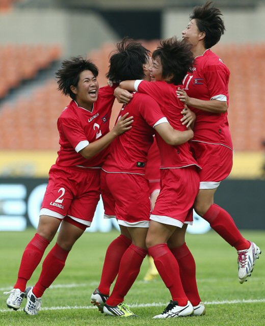 27일 오후 서울 잠실종합운동장에서 열린 2013 동아시안컵축구대회 여자축구 북한과 중국의 경기. 전반 2분 북한의 이은향이 선취골을 넣은 뒤 북한 선수들이 기뻐하고 있다.