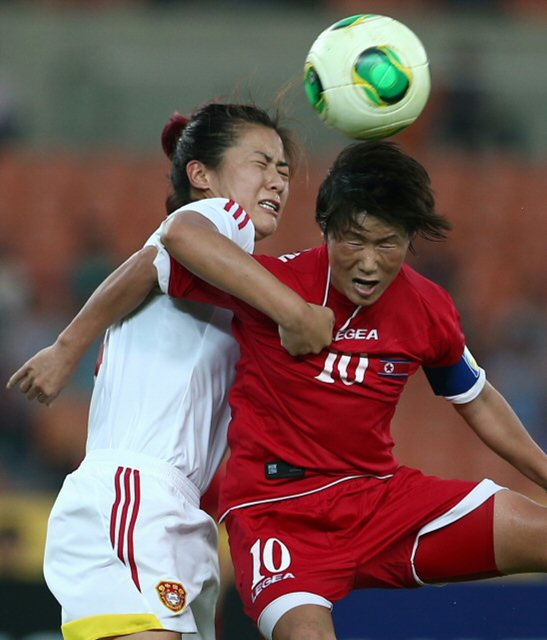 27일 오후 서울 잠실종합운동장에서 열린 2013 동아시안컵축구대회 여자축구 북한과 중국의 경기. 북한 라은심이 중국 문전에서 헤딩슛을 시도하고 있다.