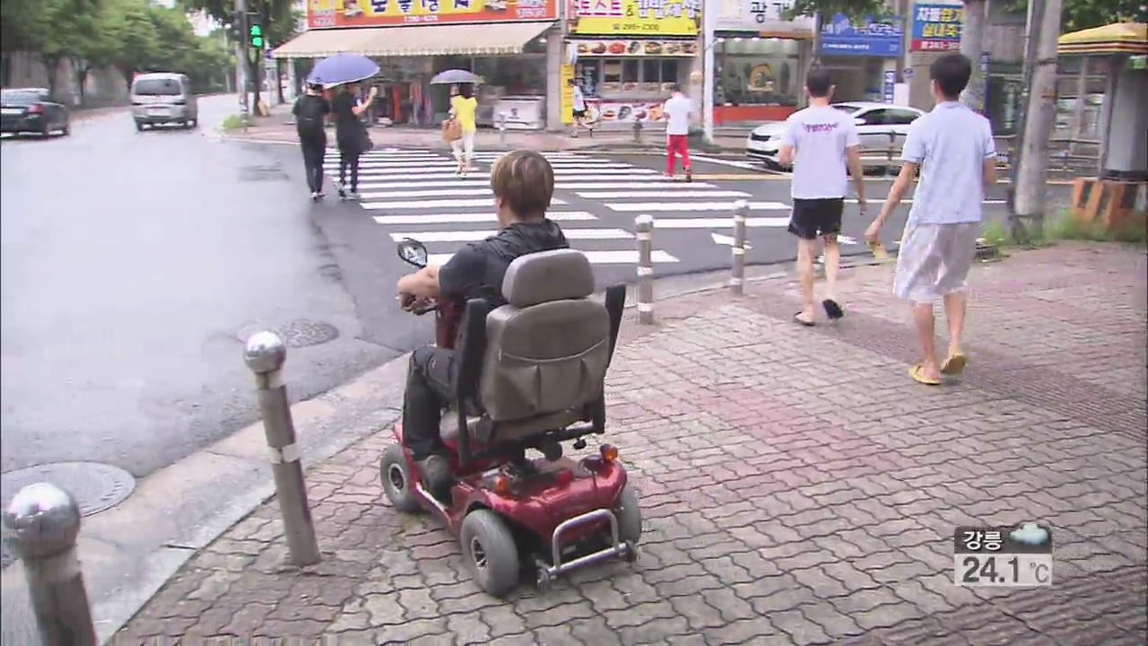 사고 위험 안고 달리는 전동 휠체어 ‘위험’
