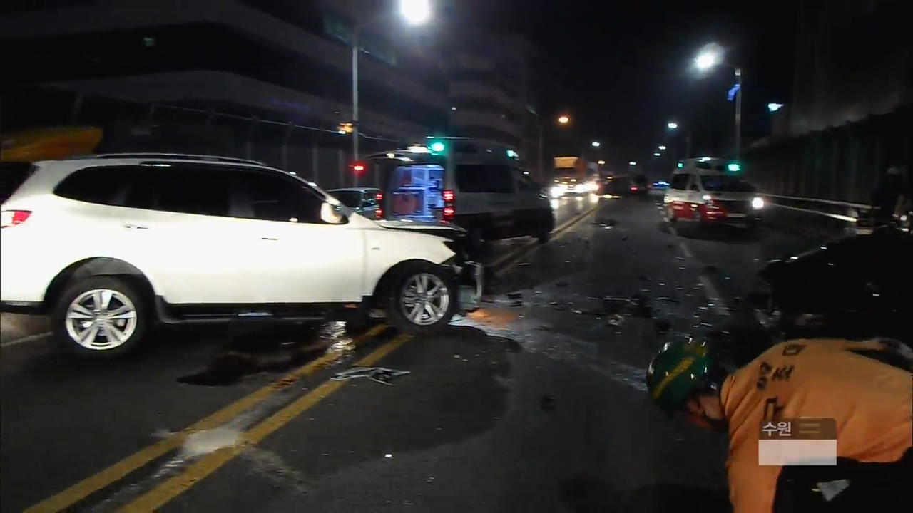 부산 고가도로서 차량 3대 충돌…4명 부상